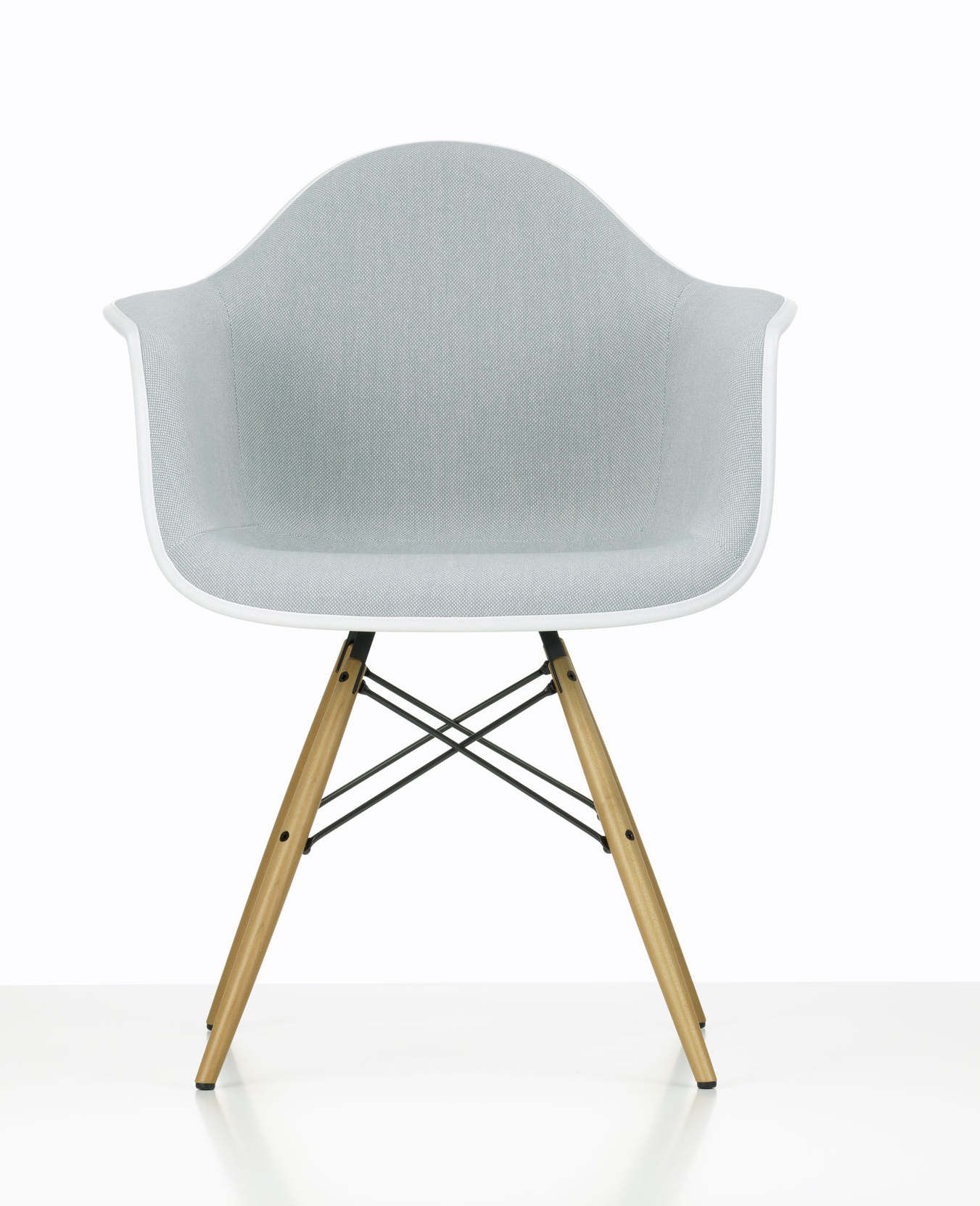 Vitra Eames Plastic Arm Chair DAW, vollgepolsterter Stuhl mit Ahorn-Holzbeinen und hellgrauem Stoffbezug.