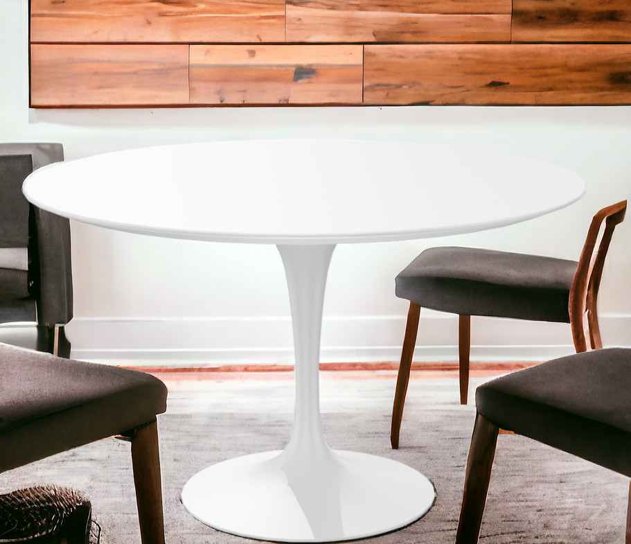 Weißer, runder Saarinen Esstisch mit Mittelfuß und Stühlen im modernen Wohnzimmer. Knoll International Design.