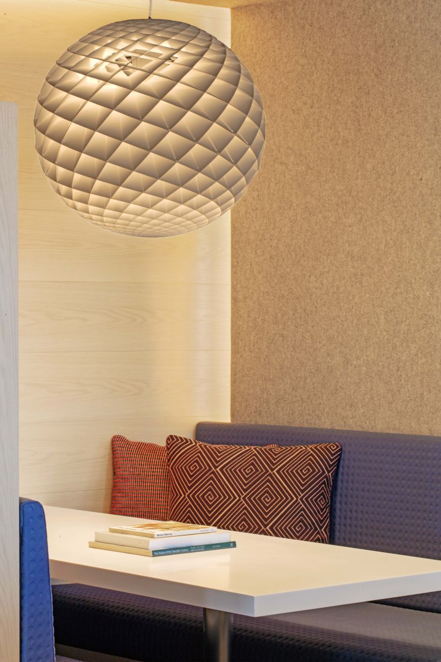 Patera Pendelleuchte von Louis Poulsen, eine moderne Hängelampe mit geometrischem Design, beleuchtet einen Essbereich.