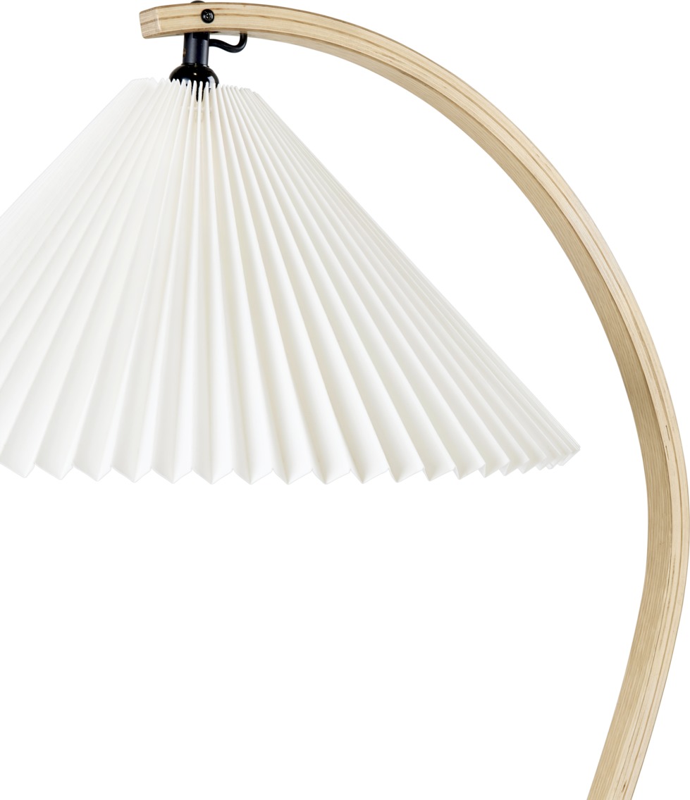 Nahaufnahme der Gubi Timberline Stehleuchte mit plissiertem Lampenschirm und gebogenem Holzfuß, modernes Design für Wohnzimmer.