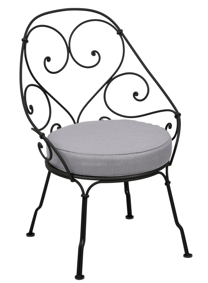 Schwarzer 1900 Sessel Cabriolet von Fermob für den Garten mit grauem Sitzkissen, detailreiche Metallarbeit.