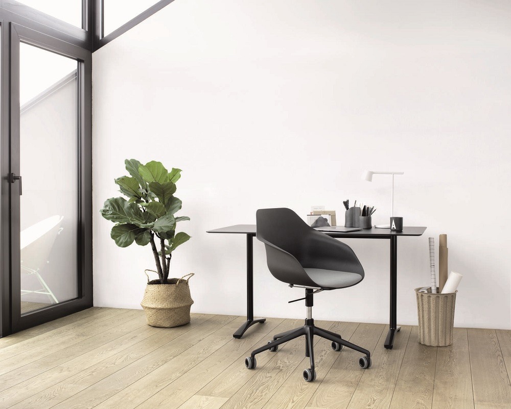 Moderner Yonda Universalstuhl Drehstuhl von Wilkhahn in Schwarz mit grauem Sitzpolster am Schreibtisch.