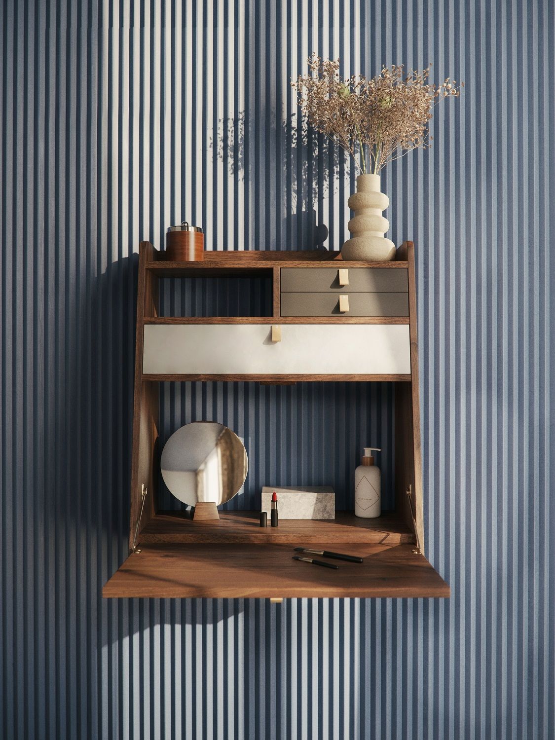 Gaston Wandsekretär 60 Hartô aus Holz mit Ablagefläche, Spiegel und Kosmetikartikeln vor gestreifter Wand.
