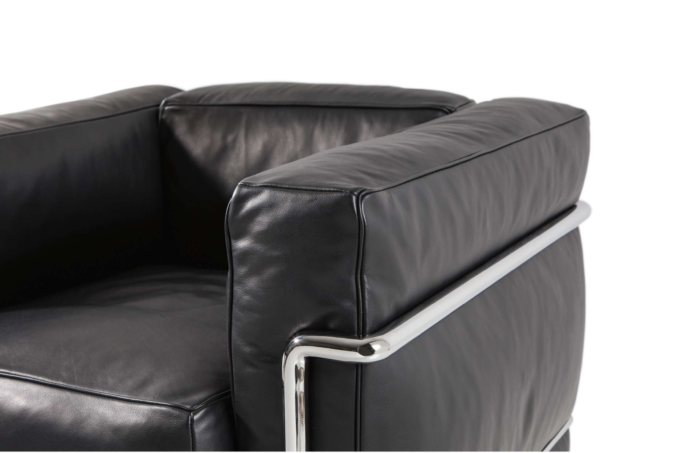Detailaufnahme des Cassina Grand Confort Sessels mit schwarzem Leder und verchromtem Stahlrohrgestell.