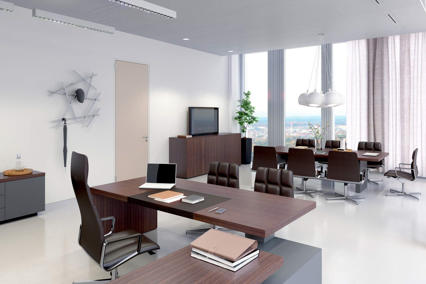 Büro mit Leadchair Executive Drehstuhl von Walter Knoll, braunem Leder, Konferenztisch und Büromöbeln.