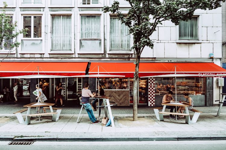 Anker Picknicktisch von Extremis vor einem Café, ideal für den Außenbereich, robust und wetterfest.