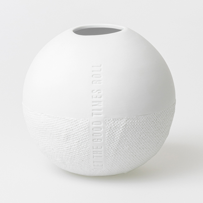 Weiße, runde Formsprache Vase mit "Let the Good Times Roll" Schriftzug und strukturierter Oberfläche. Dekorative Blumenvase für Wohnaccessoires.