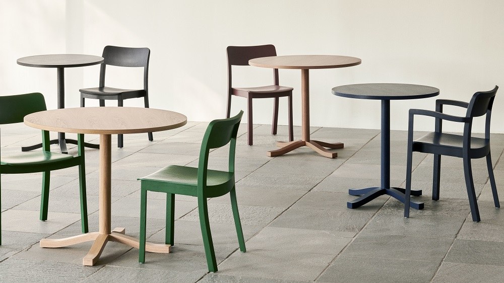 Mehrere Hay Pastis Tische und Stühle in verschiedenen Farben, modernes Design für Esszimmer und Küche.