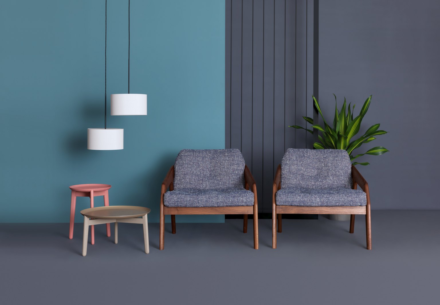 Foto von zwei Plaisir Beistelltischen und zwei Sesseln in einem modern eingerichteten Wohnzimmer.