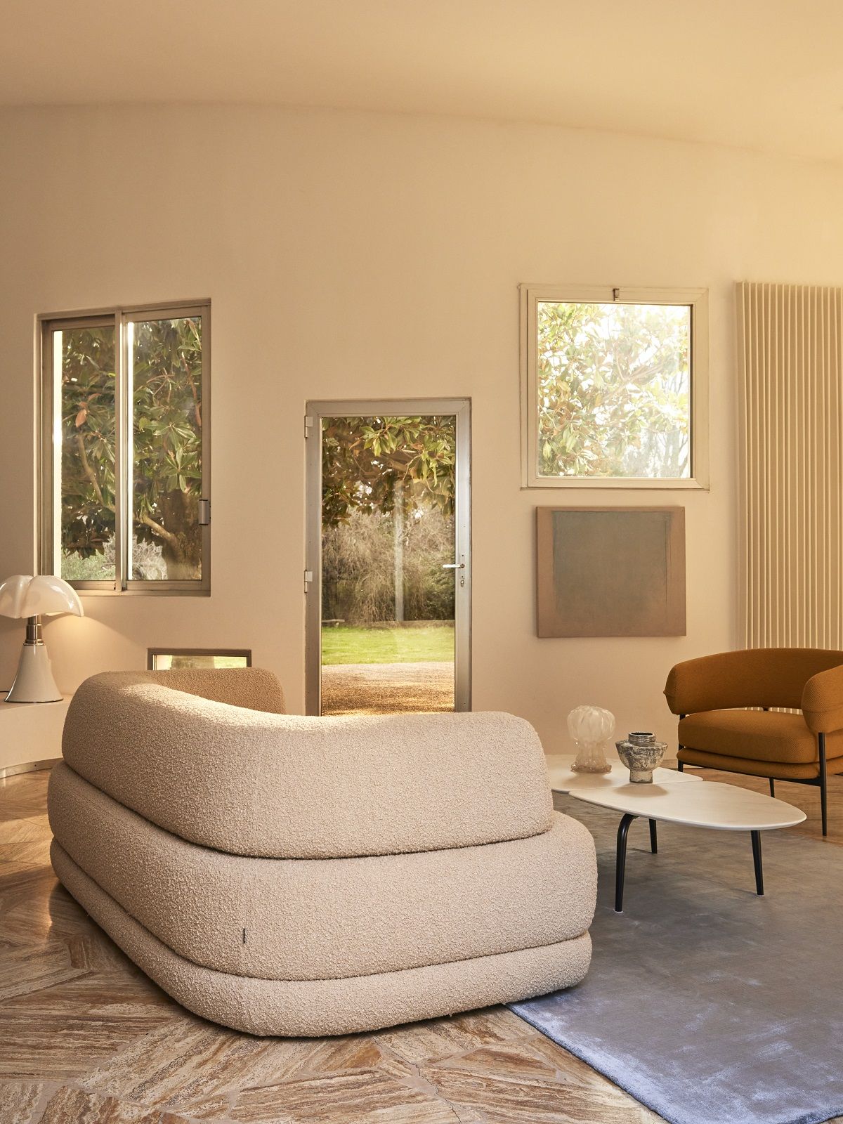 Beige Bumper Sofa von Zanotta im modernen Wohnzimmer mit Teppich und Couchtisch.