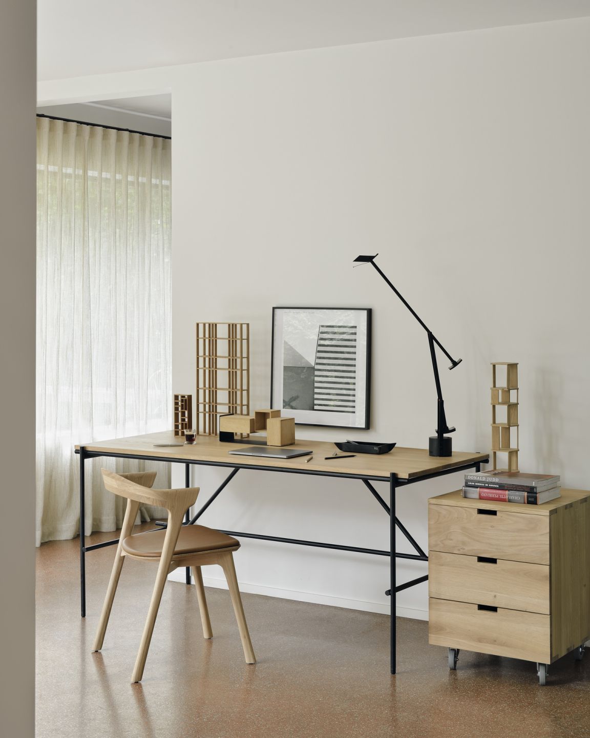 Heller Schreibtisch mit Holzstuhl und Rollcontainer im modernen Büro, minimalistisches Design.