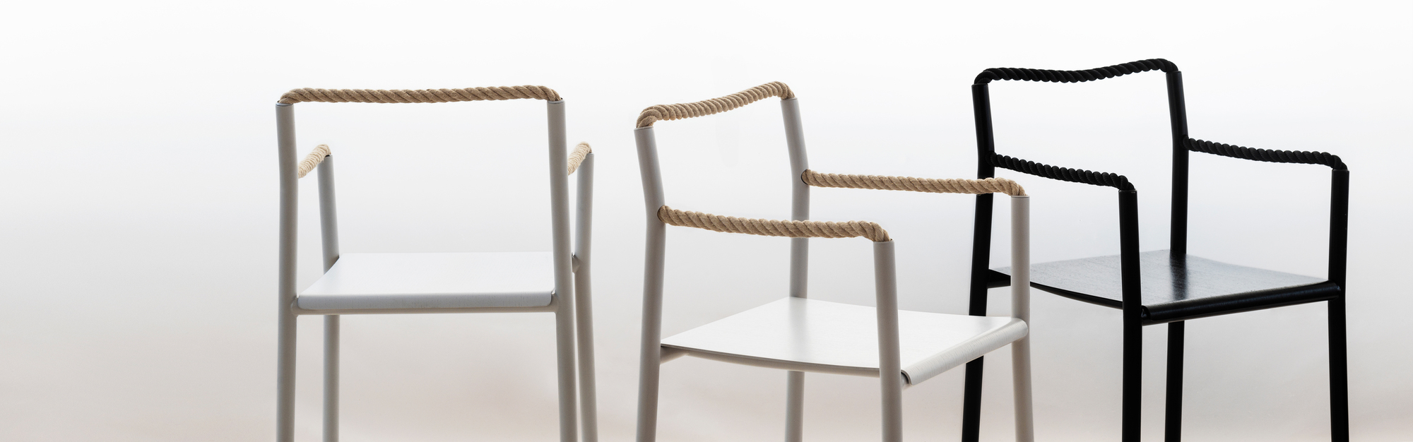 Artek Rope Chair Stuhl in Weiß und Schwarz mit Seil-Details, modernes Möbeldesign für Wohnzimmer und Esszimmer.