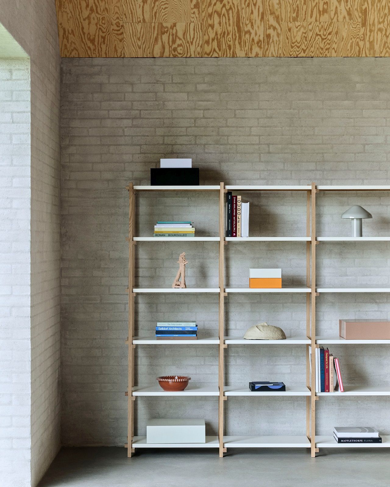Detailaufnahme des Woody High Regals von Hay, ein modernes Bücherregal aus Holz und weißen Regalböden.
