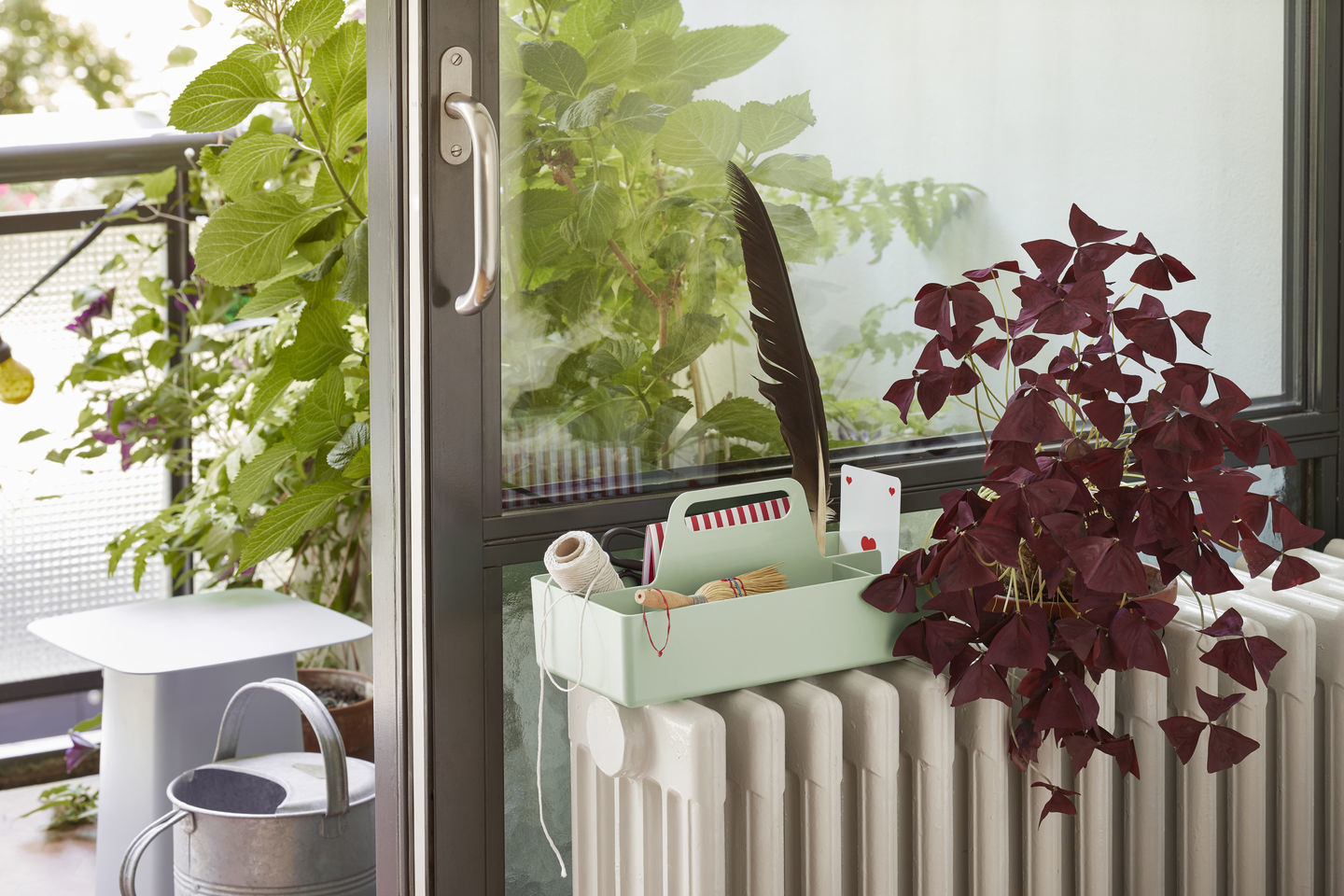 Vitra Metal Side Table Beistelltisch Klein auf Balkon, mit Pflanze und Dekoration auf Heizkörper.