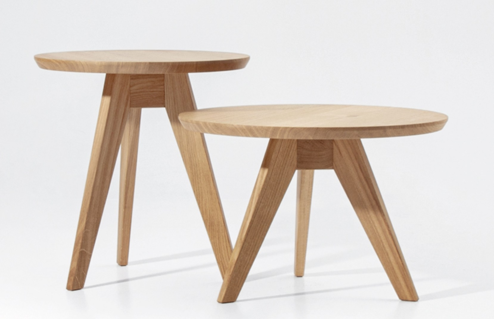 Cena Couchtisch Zeitraum aus hellem Holz, zwei runde Tische unterschiedlicher Höhe, modernes Design.