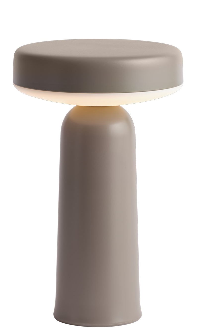 Muuto Ease Portable Tischleuchte in Taupe: Akku-betriebene Lampe für Innen und Außen.