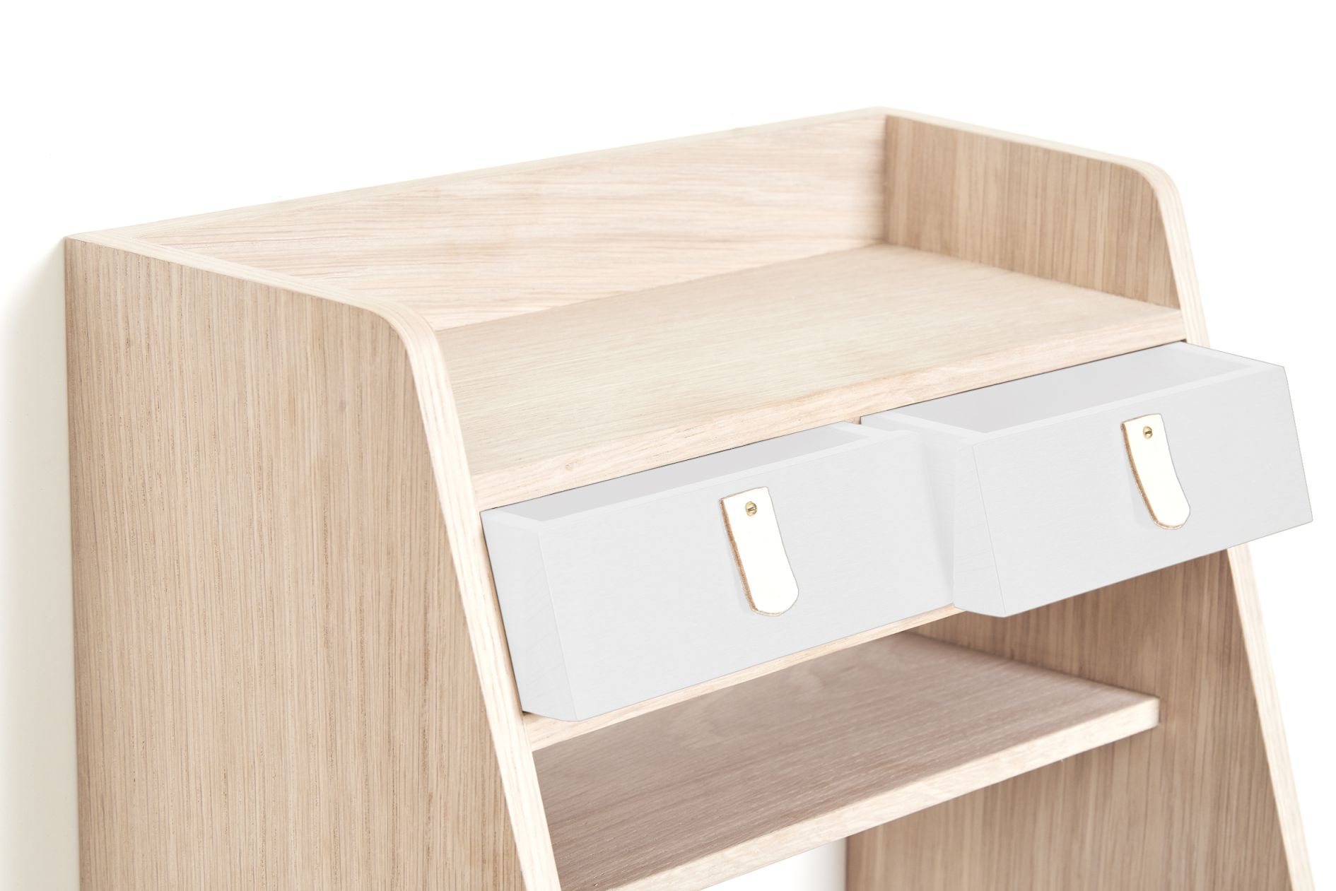 Hartô Suzon Wandschrank in Eiche und Weiß mit zwei Schubladen und Ablageflächen.