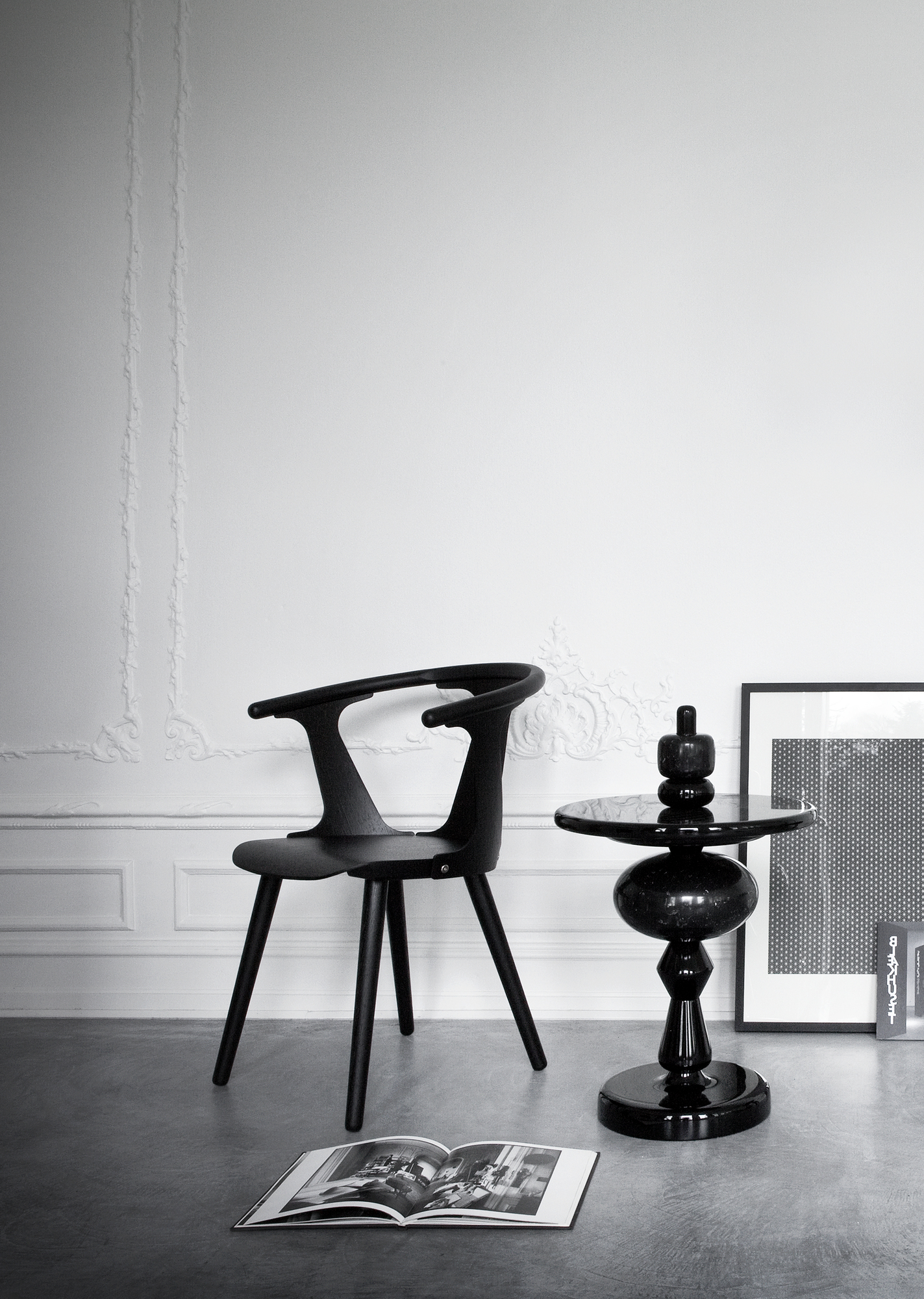 Schwarzer In Between Chair Stuhl SK1 von AndTradition aus Eiche, lackiert, neben einem schwarzen Beistelltisch.