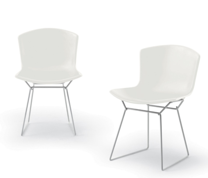 Zwei weiße Bertoia Plastic Side Chairs von Knoll International mit filigranem, silberfarbenem Metallgestell.