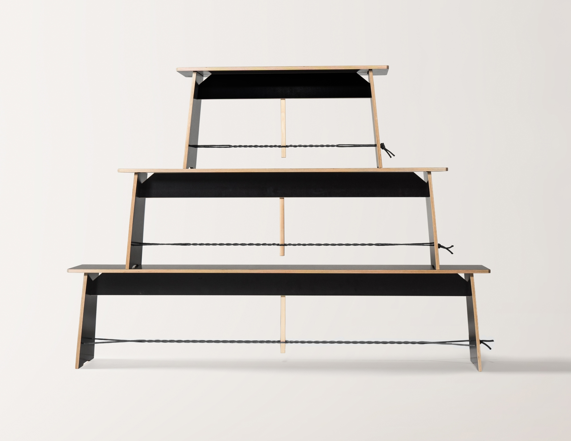 Langer Max Sitzbank von Nils Holger Moormann, 180 cm, weiss mit rotem Seil. Design Sitzmöbel.