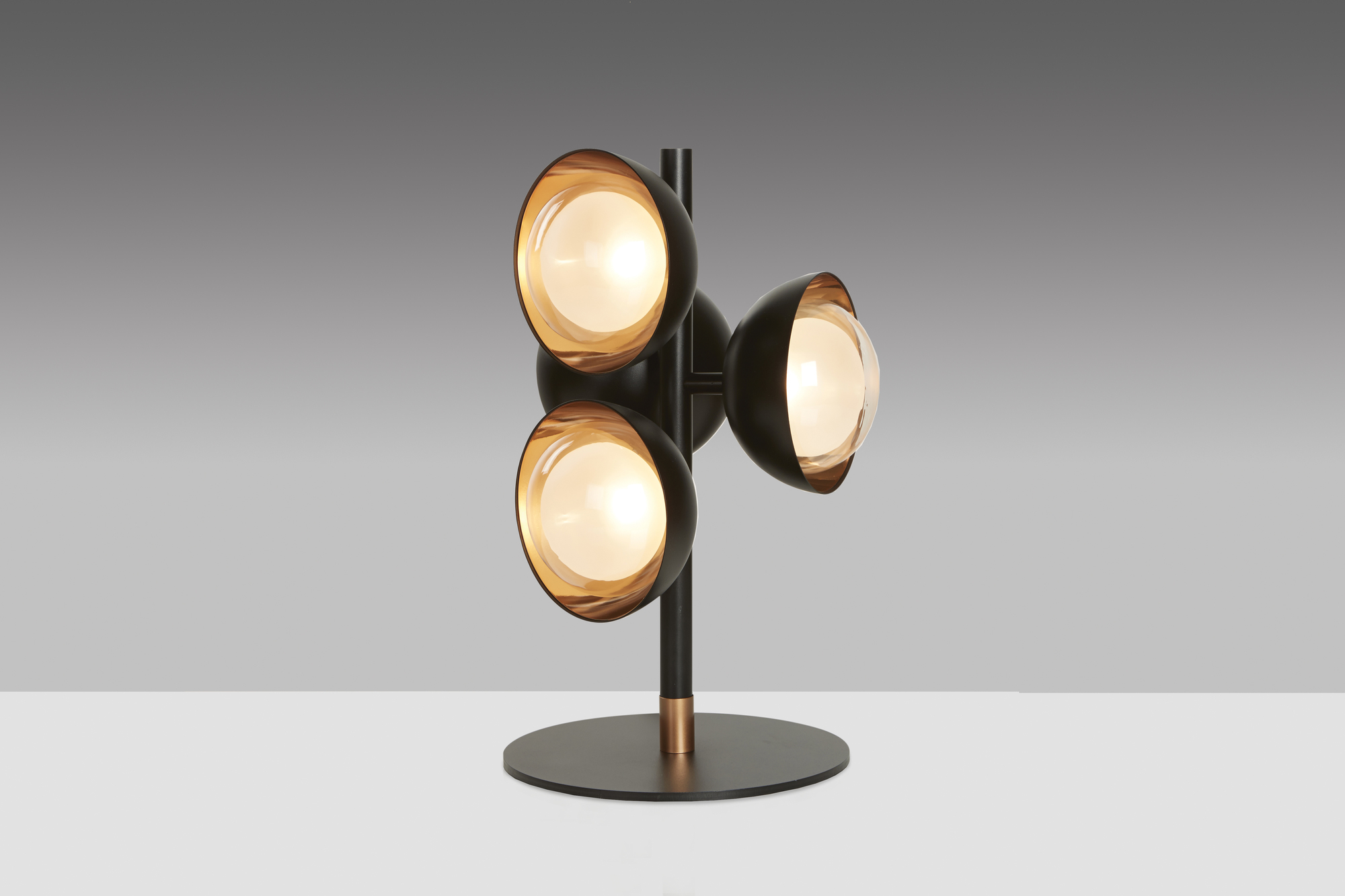 Muse Tischleuchte von Tooy: Moderne Designleuchte mit drei Kugellampen in Schwarz und Gold.