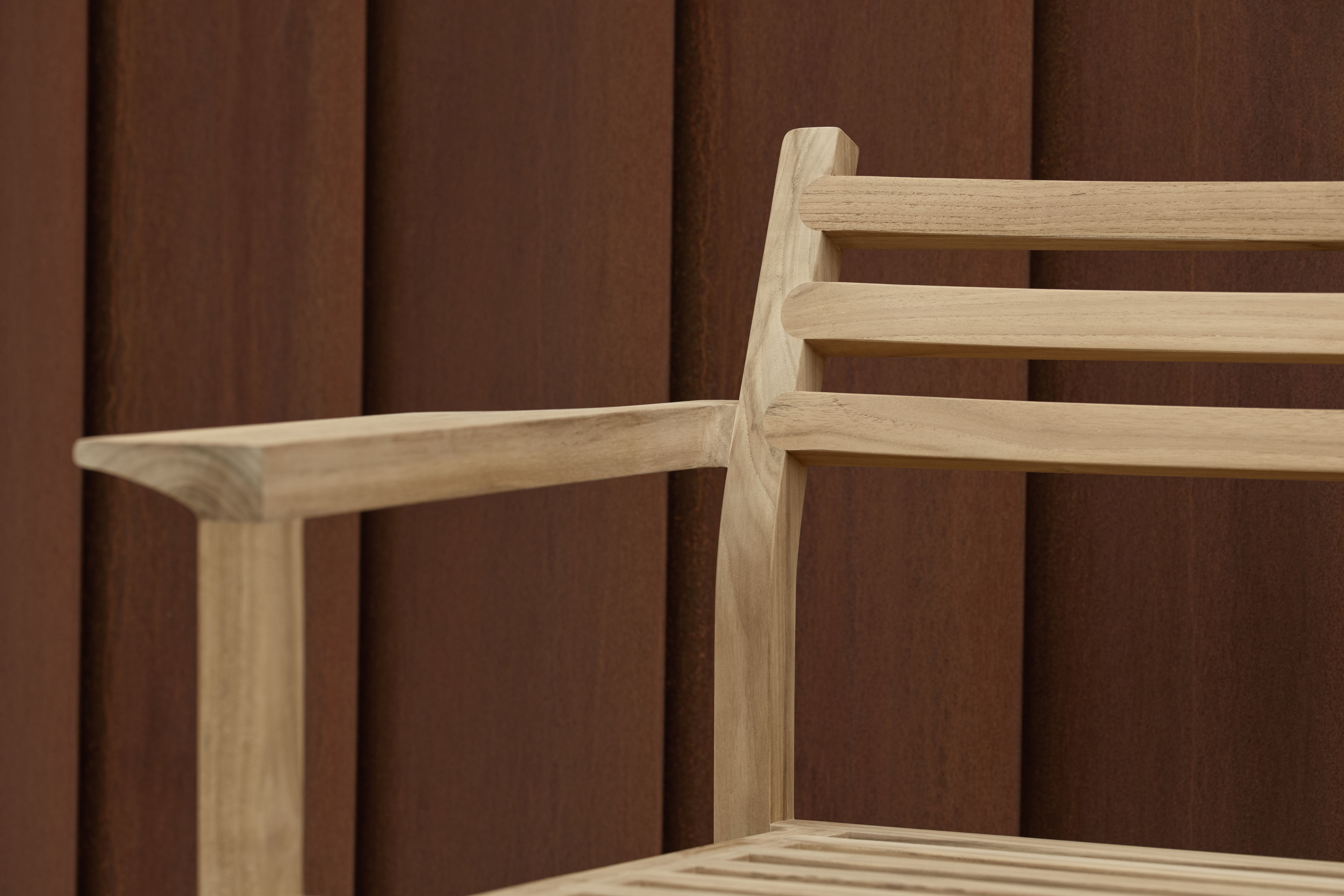 Detailaufnahme des AH601 Teak Armlehnstuhls von Carl Hansen & Søn für den Außenbereich.
