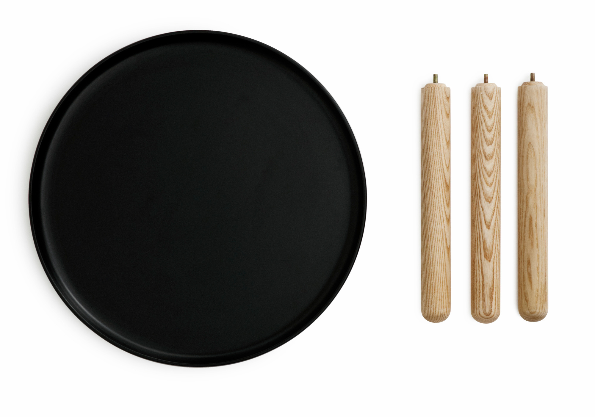 Schwarze Tablo Table Tischplatte und drei helle Holzbeine für den Normann Copenhagen Couchtisch.