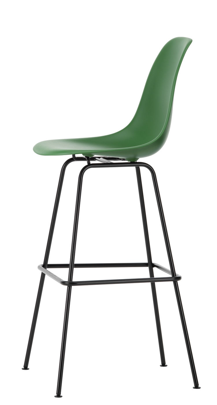 Eames Plastic Bar Stool von Vitra, hoher Hocker mit grünem Sitz und schwarzem Gestell.
