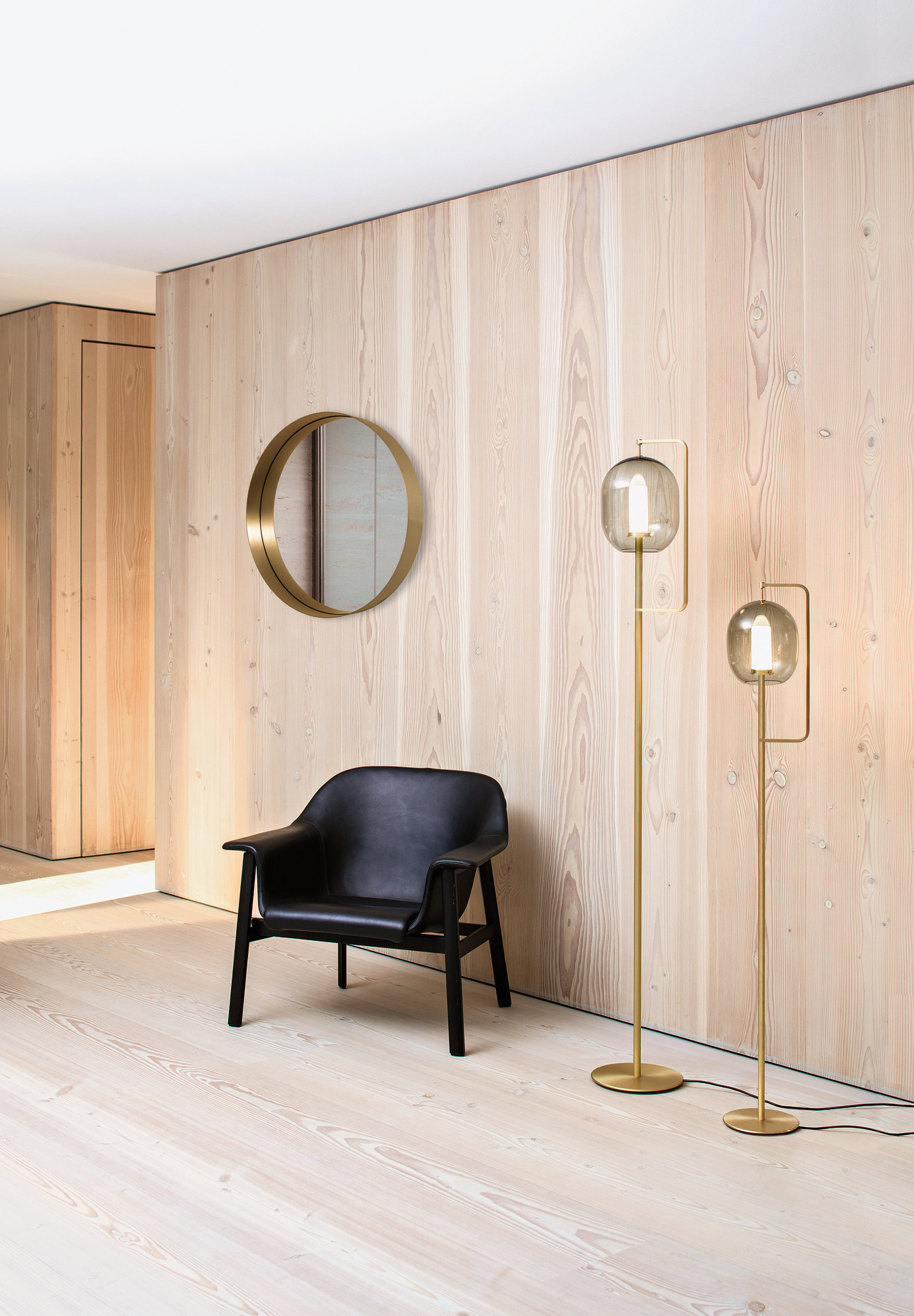 Cypris Mirror Wandspiegel von Classicon: Runder Spiegel mit Messingrahmen an einer Holzwand. Dekorative Wandgestaltung.