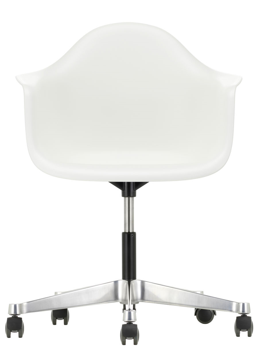 Weißer Eames Plastic Arm Chair PACC von Vitra mit Rollen und silbernem Fußkreuz, Frontansicht.