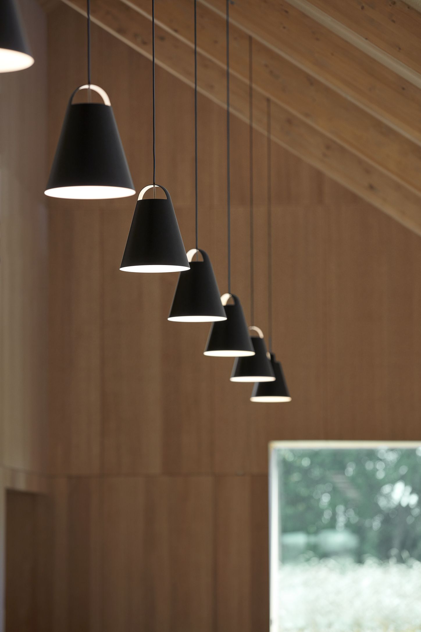 Reihe schwarzer Above Pendelleuchten von Louis Poulsen, moderne Hängelampe für Wohnzimmer und Esszimmer.