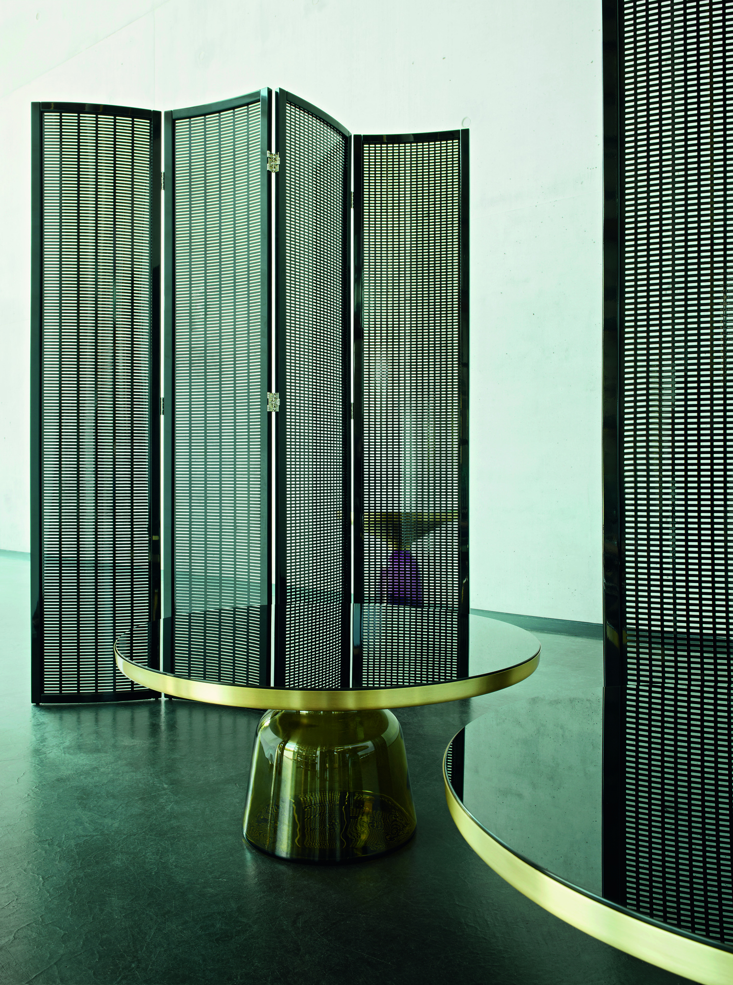 Bell Coffee Table Couchtisch mit Quarz-grauer Glasplatte und Messingrahmen, modernes Design für Wohnzimmer.
