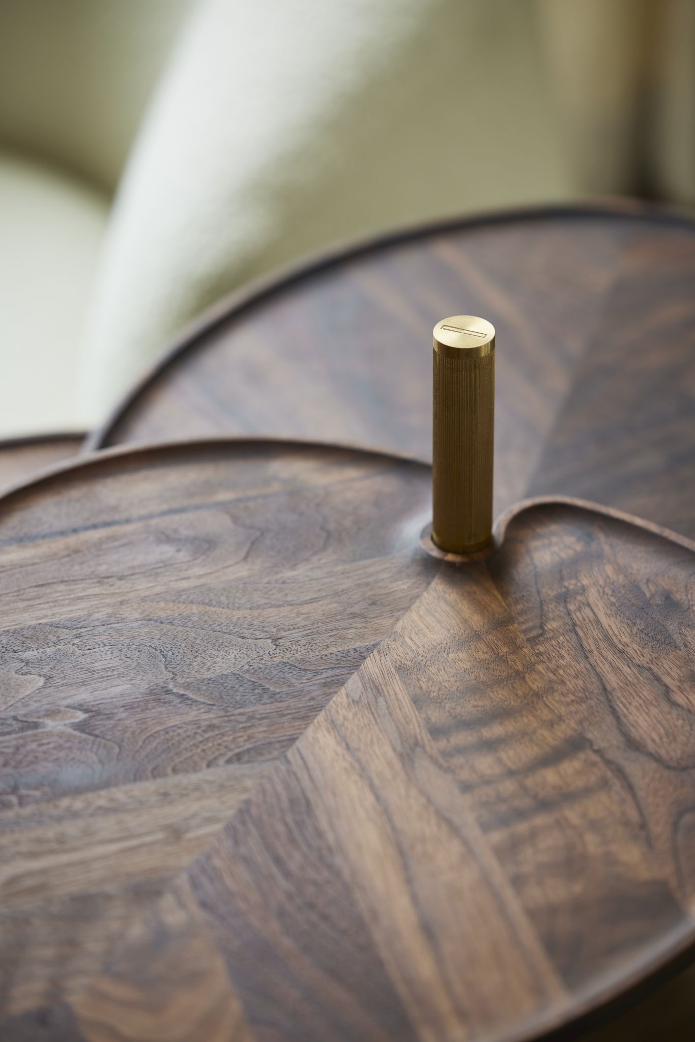 Detailaufnahme des Leaf 3 Side Table Beistelltischs von PER/USE mit edler Holzoberfläche und Messingdetail.