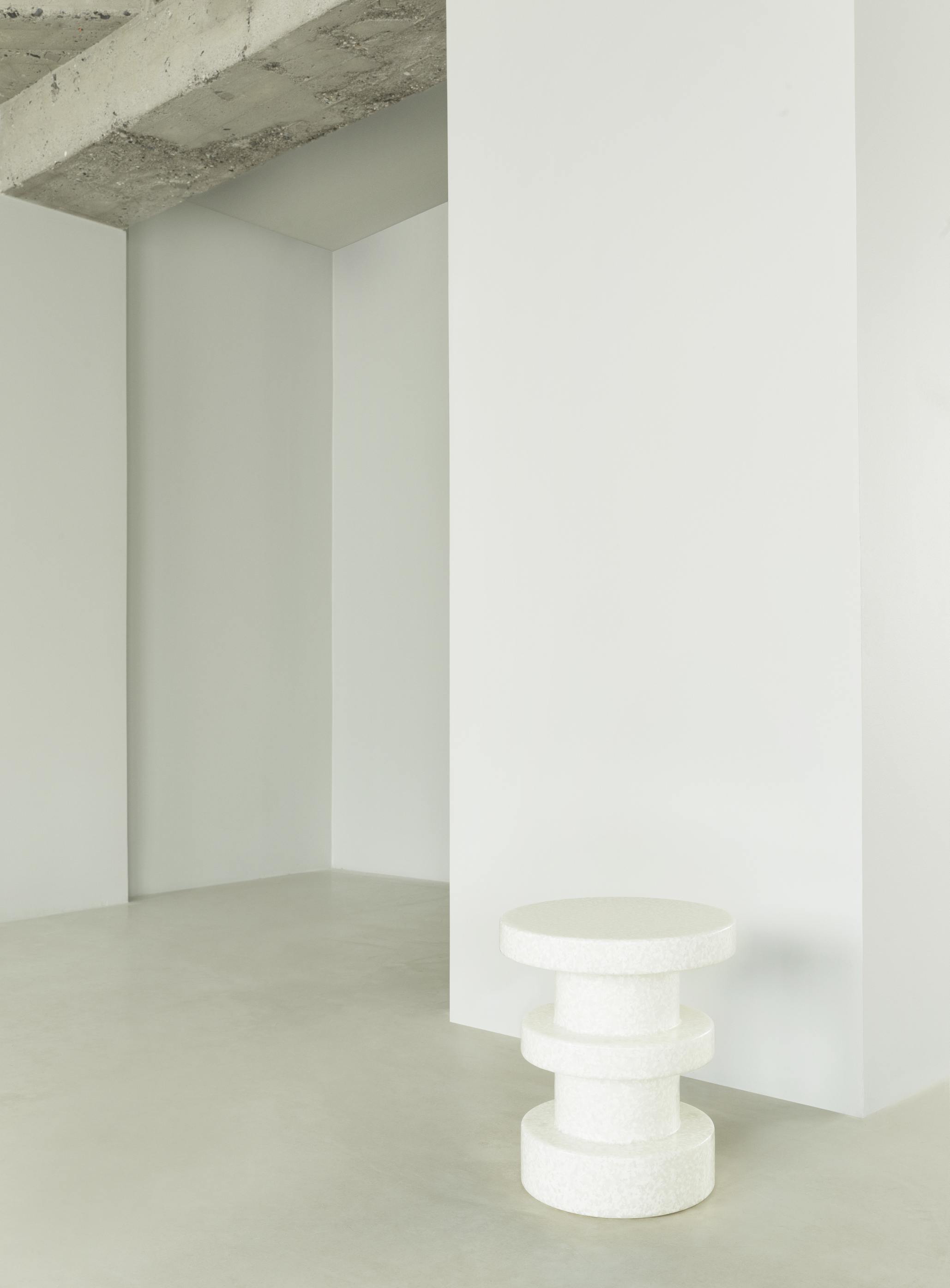 Weißer Bit Stool Stack Hocker von Normann Copenhagen im minimalistischen Interieur, geeignet als Beistelltisch oder Sitzgelegenheit.