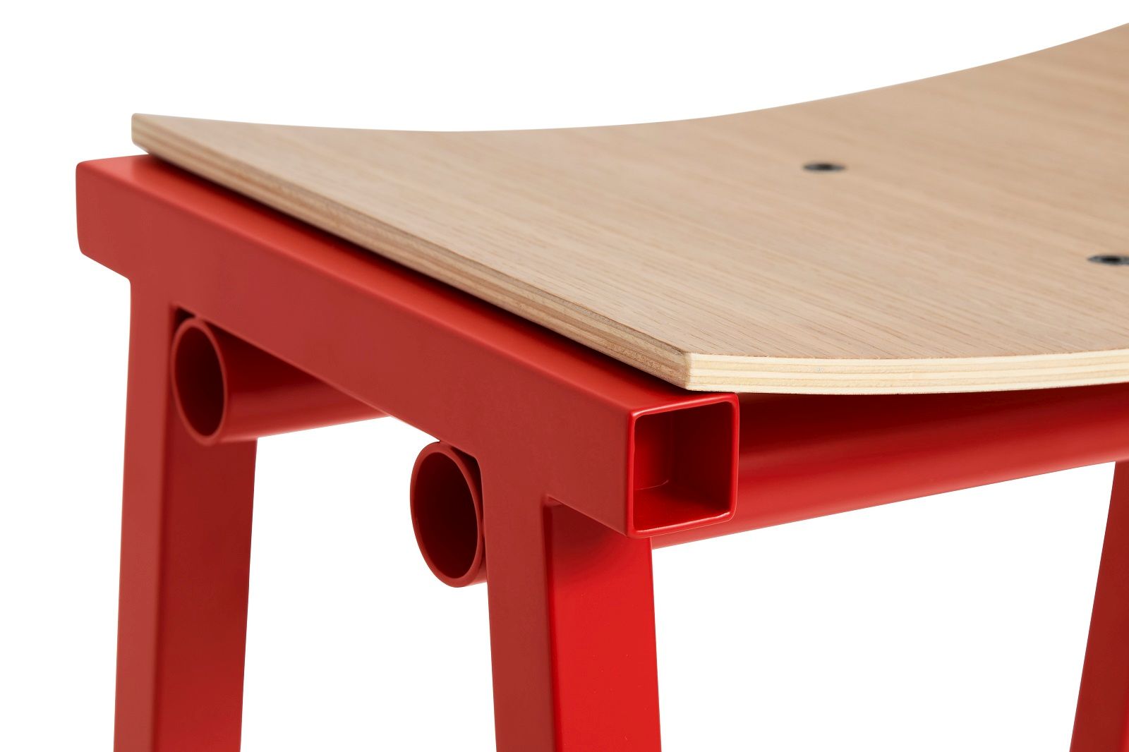 Detailaufnahme des Hay Taburete Barhockers mit rotem Gestell und hellem Holz-Sitz.