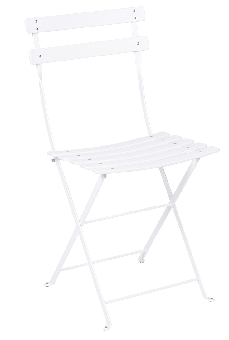 Weißer Bistro Gartenstuhl von Fermob, ein klappbarer Outdoor-Stuhl aus Metall für den Garten.
