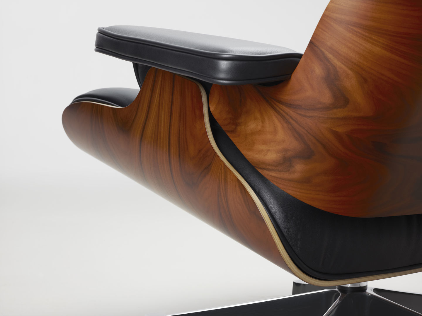 Detailaufnahme: Eames Lounge Chair mit schwarzem Leder und edlem Holzfurnier, Designklassiker von Vitra.