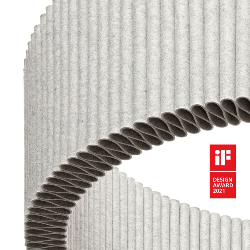 Detailaufnahme des grauen Hey-Sign Welle Deckenobjekts aus Filz mit IF Design Award 2021 Auszeichnung.