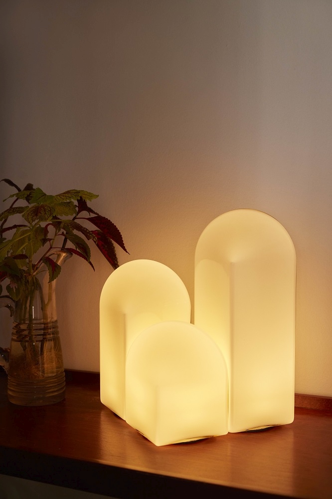 Nahaufnahme der leuchtenden Hay Parade Table Lamp Tischleuchte in Shell Weiß.
