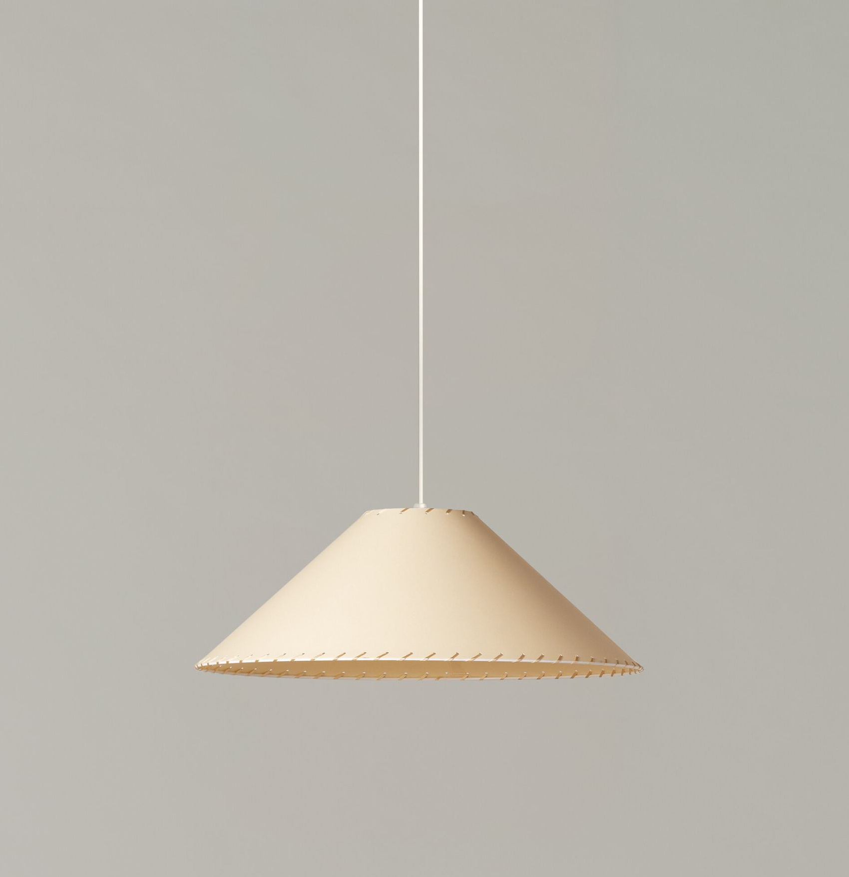 Beige Sísísí Pendelleuchte von Santa & Cole: Kegelförmige Hängelampe für stilvolle Innenraumbeleuchtung.