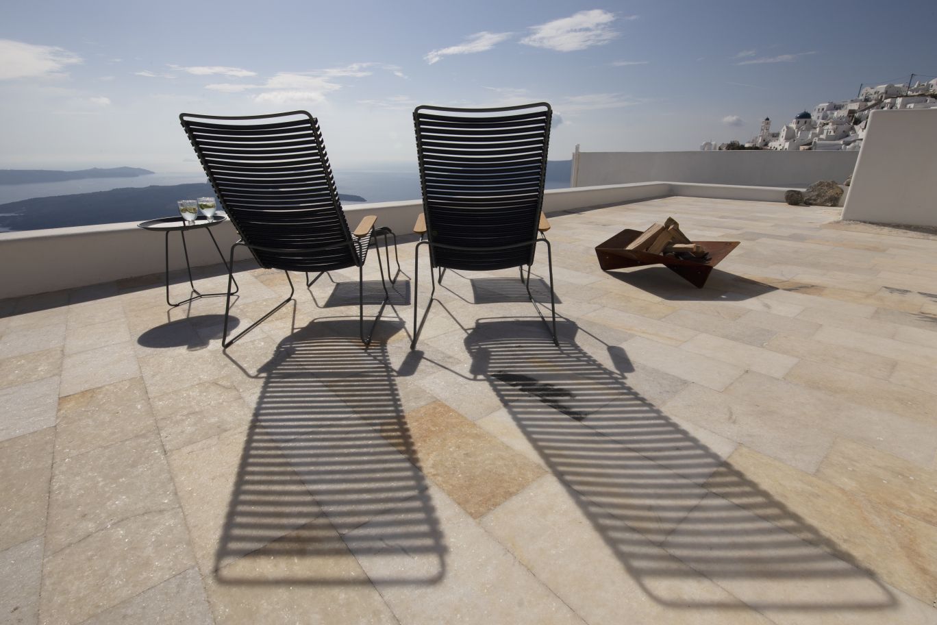 Zwei Click Lounge Sessel von Houe im Außenbereich mit Meerblick, moderne Gartenmöbel.