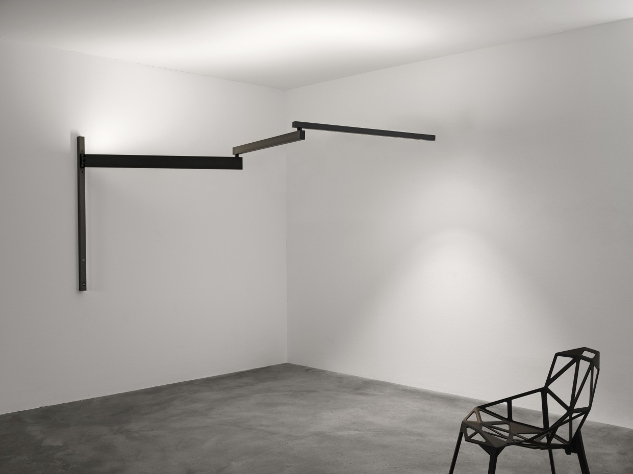 Moderne Black Flag Wandleuchte von Flos, minimalistisches Design, schwarze, schwenkbare Arme, indirekte Beleuchtung, für stilvolle Wohnräume.