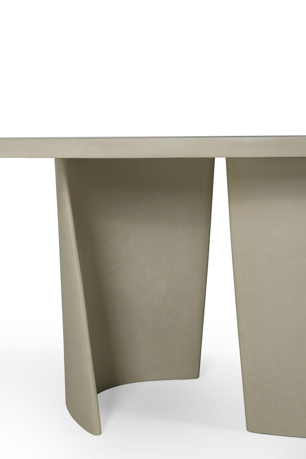 Detailaufnahme des Canyon Outdoor Esstischs von Ethnicraft, ein moderner Betontisch mit einzigartigem Design.