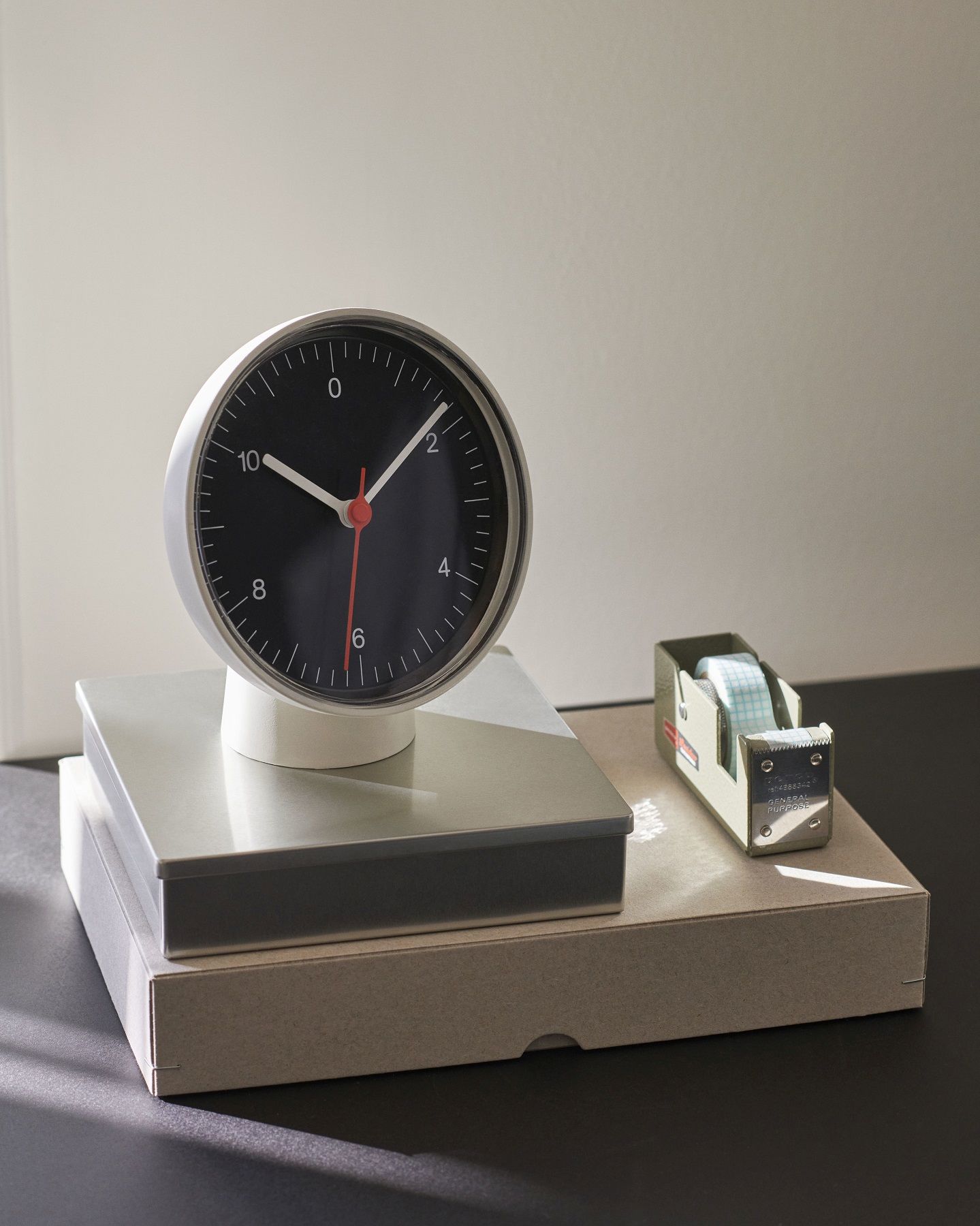 Hay Tischuhr mit schwarzem Zifferblatt und rotem Sekundenzeiger, moderne Wanduhr für Wohnzimmer und Büro.