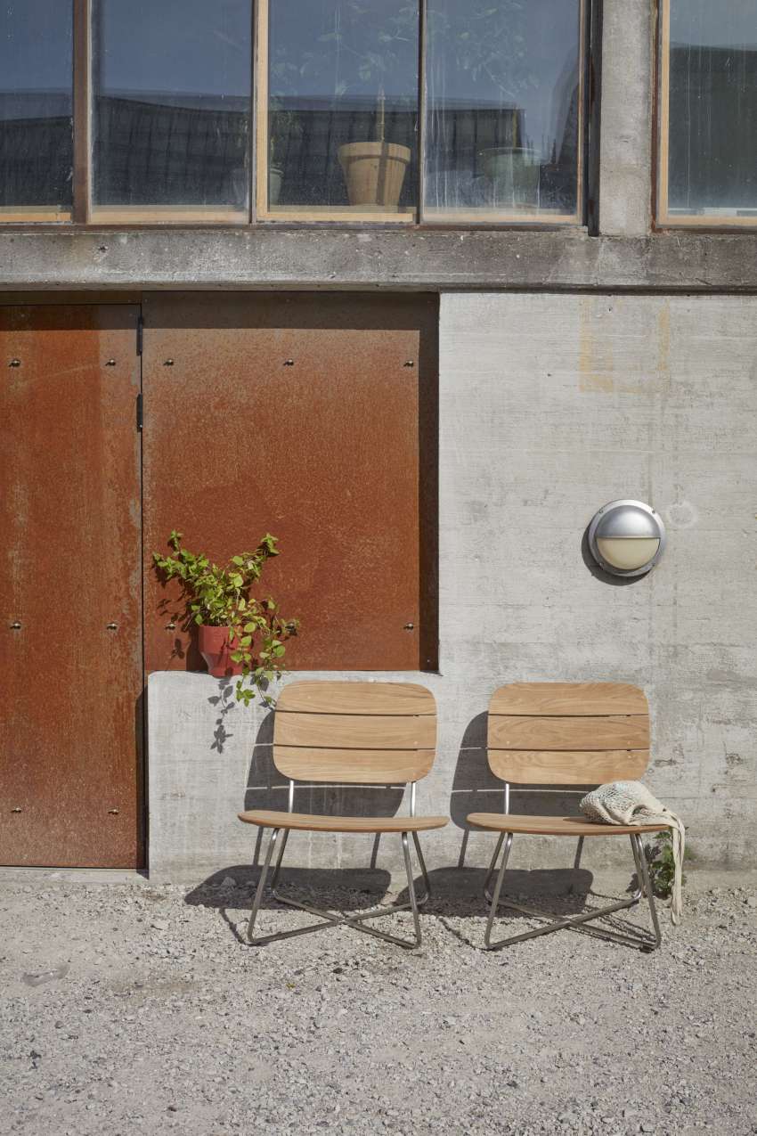 Zwei Lilium Outdoor Stühle von Skagerak by Fritz Hansen vor Betonwand und Rost.