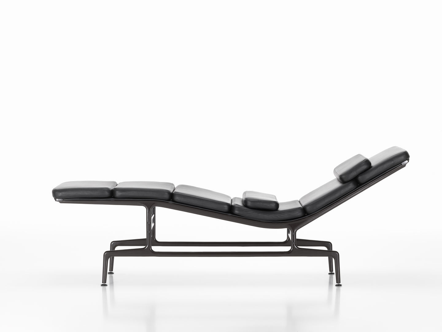 Schwarze Soft Pad Chaise ES 106 Liege von Vitra, modernes Designmöbel für entspanntes Liegen.