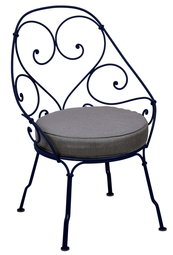 Blauer 1900 Fermob Sessel Cabriolet Outdoor mit grauem Sitzkissen, filigranes Design für Garten, Terrasse und Balkon.