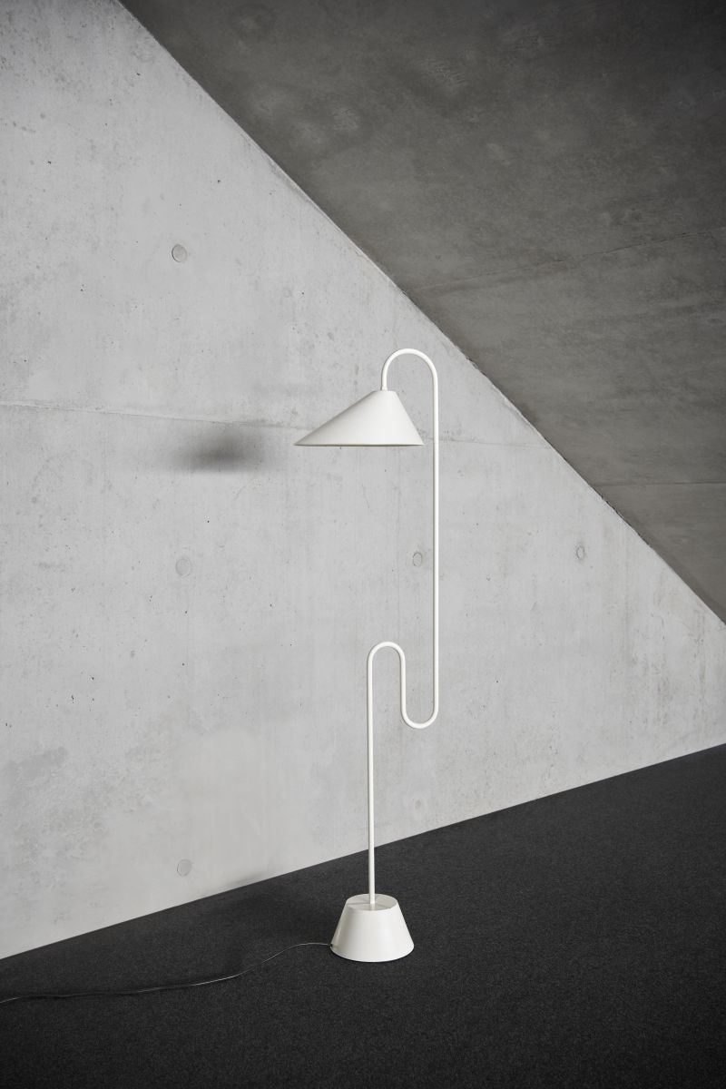 Weiße Roattino Stehleuchte von ClassiCon, modernes Design für Wohnzimmer und Büro.