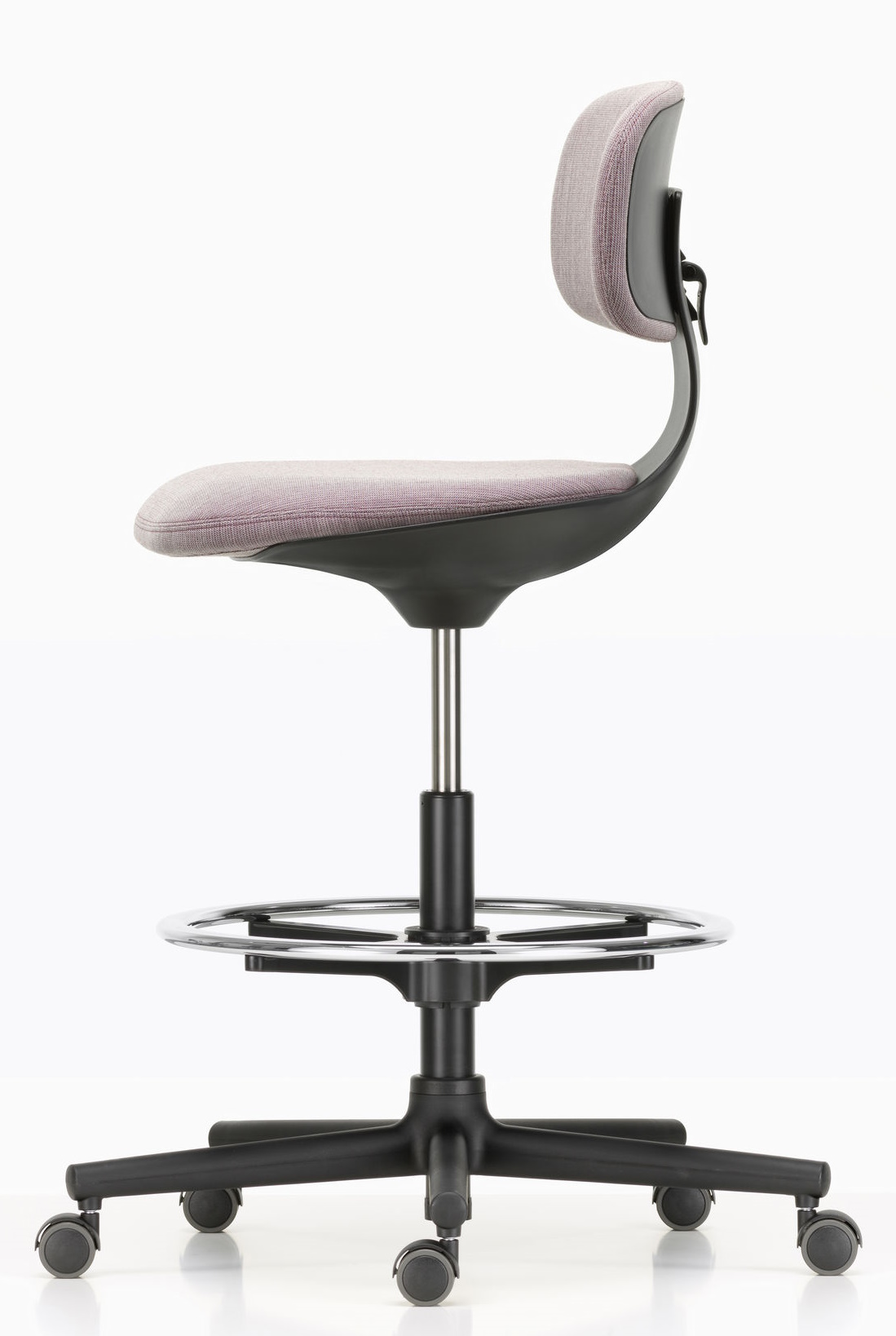 Vitra Rookie High Bürodrehstuhl mit Fußstütze, grauem Sitzpolster und schwarzem Fußkreuz auf weißem Hintergrund.