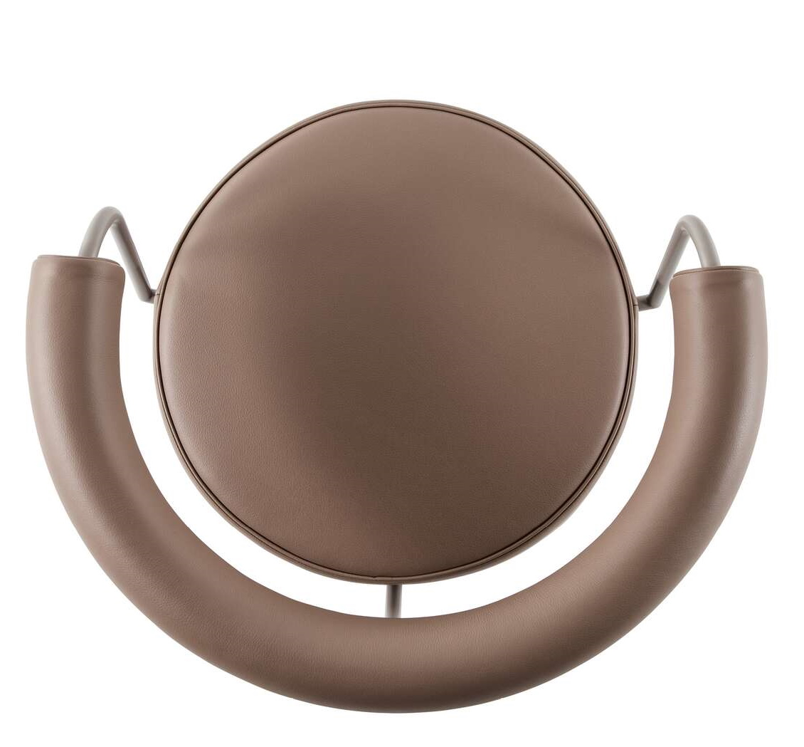 Draufsicht des Cassina 7 Fauteuil Tournant Drehsessels in Taupe mit runder Sitzfläche und Armlehnen.